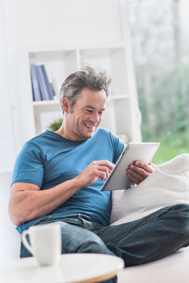 Mann am Tablet für Download